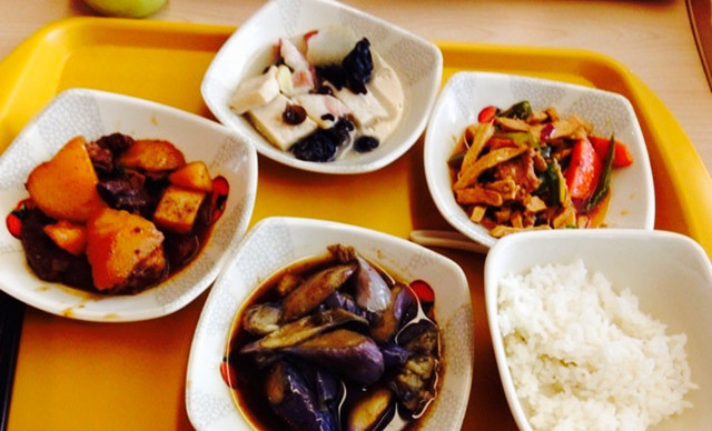 食堂承包应加强原则创建，规范占地资源管理